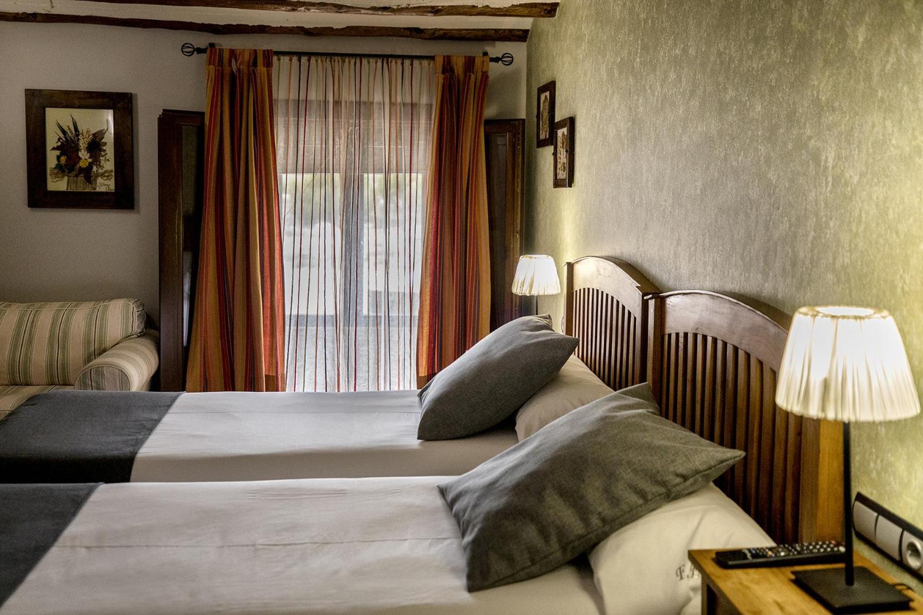 Hotel La Fonda De La Estacion La Puebla De Valverde Buitenkant foto